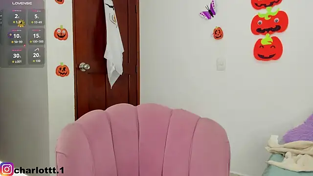 Snapshot of charlotte_250 chatting on 10/21/25, 03:18 charlotte 250 online show from 10/21/25, 03:18