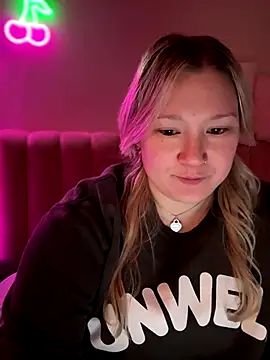 PiggyRose online show from 12/14/25, 03:45