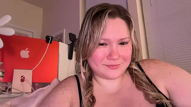Snapshot of PiggyRose chatting on 06/20/26, 01:52 PiggyRose online show from 06/20/26, 01:52