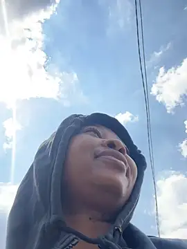 Snapshot of cherrybabe76 chatting on 11/05/25, 11:32 cherrybabe76 online show from 11/05/25, 11:32