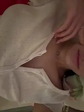 Snapshot of Prettylilgirll chatting on 04/19/26, 06:43 Prettylilgirll online show from 04/19/26, 06:43