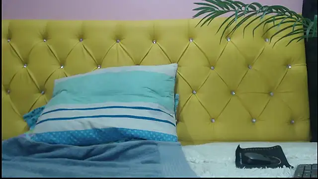 Snapshot of oso_dirty_ chatting on 12/15/24, 05:42 oso dirty online show from 12/15/24, 05:42