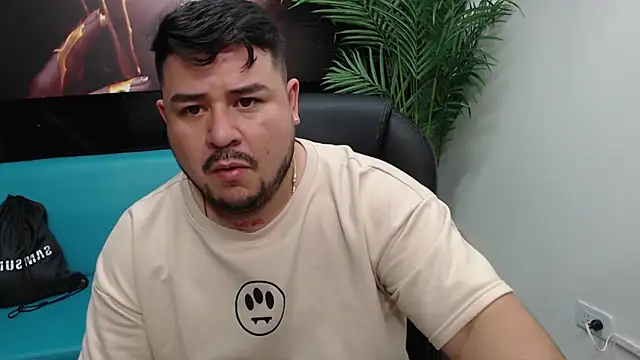 Snapshot of oso_dirty_ chatting on 12/19/24, 05:50 oso dirty online show from 12/19/24, 05:50