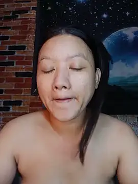 Snapshot of Urchanel chatting on 05/23/26, 12:42 Urchanel online show from 05/23/26, 12:42