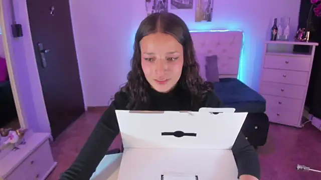 Snapshot of Amaia_Daniells chatting on 12/16/24, 03:51 Amaia Daniells online show from 12/16/24, 03:51