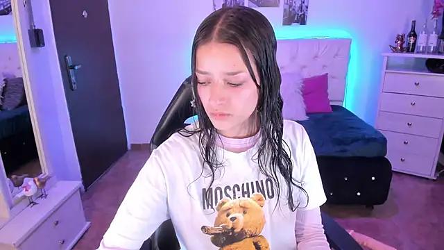 Snapshot of Amaia_Daniells chatting on 12/20/24, 03:47 Amaia Daniells online show from 12/20/24, 03:47