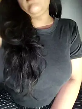 Snapshot of Annerae chatting on 10/25/25, 04:02 Annerae online show from 10/25/25, 04:02