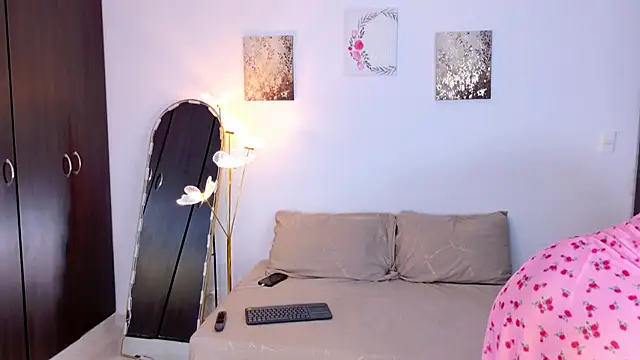 SarahCinnamon- online show from 04/21/26, 08:34