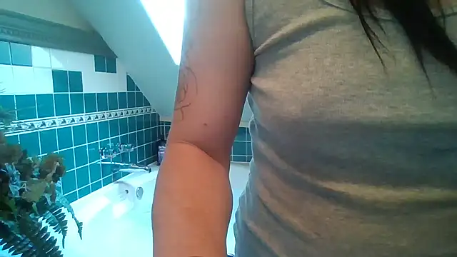 Snapshot of khloebanques chatting on 09/27/25, 10:04 khloebanques online show from 09/27/25, 10:04