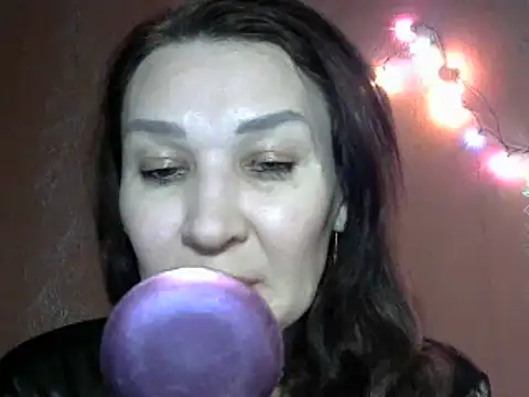 Snapshot of PrettyAndWild chatting on 12/13/24, 05:21 PrettyAndWild online show from 12/13/24, 05:21