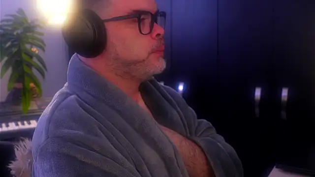 Snapshot of Sanders_White chatting on 09/15/25, 01:44 Sanders White online show from 09/15/25, 01:44