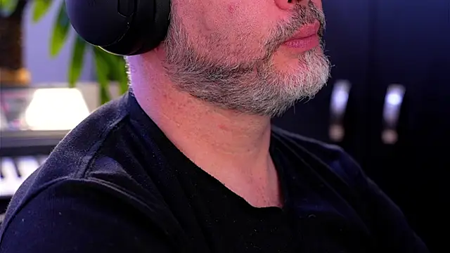 Snapshot of Sanders_White chatting on 09/26/25, 04:05 Sanders White online show from 09/26/25, 04:05