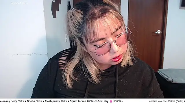 Snapshot of yini_angel chatting on 05/23/26, 03:01 yini angel online show from 05/23/26, 03:01
