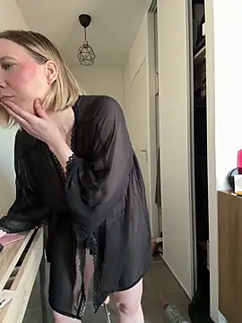 Snapshot of dollssfr chatting on 03/05/25, 11:38 dollssfr online show from 03/05/25, 11:38