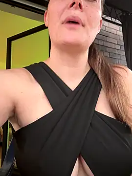 Snapshot of newMichelle chatting on 10/06/25, 06:11 newMichelle online show from 10/06/25, 06:11