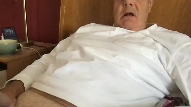 Snapshot of Oldpistolpete chatting on 10/05/25, 10:02 Oldpistolpete online show from 10/05/25, 10:02