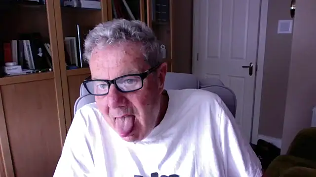 Snapshot of Oldpistolpete chatting on 05/02/26, 12:43 Oldpistolpete online show from 05/02/26, 12:43