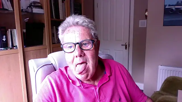 Snapshot of Oldpistolpete chatting on 07/23/26, 03:32 Oldpistolpete online show from 07/23/26, 03:32