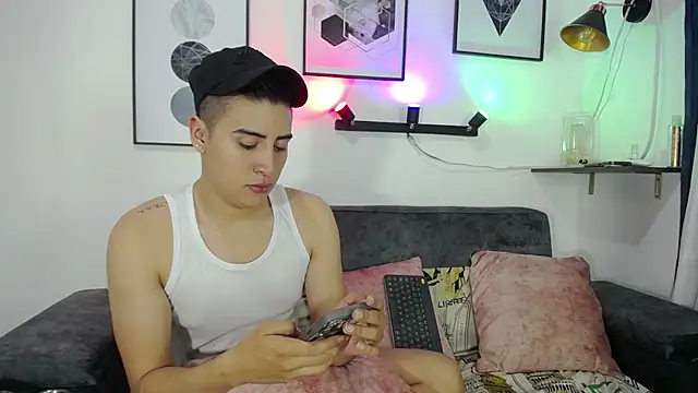 Snapshot of Tomas_and_liam chatting on 12/11/24, 04:28 Tomas and liam online show from 12/11/24, 04:28