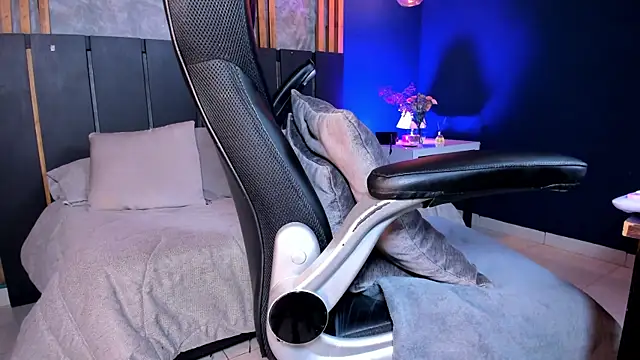 Snapshot of shanelhot chatting on 02/11/25, 12:59 shanelhot online show from 02/11/25, 12:59