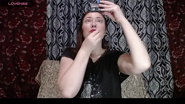 Snapshot of EmilyDoth chatting on 11/17/25, 02:06 EmilyDoth online show from 11/17/25, 02:06