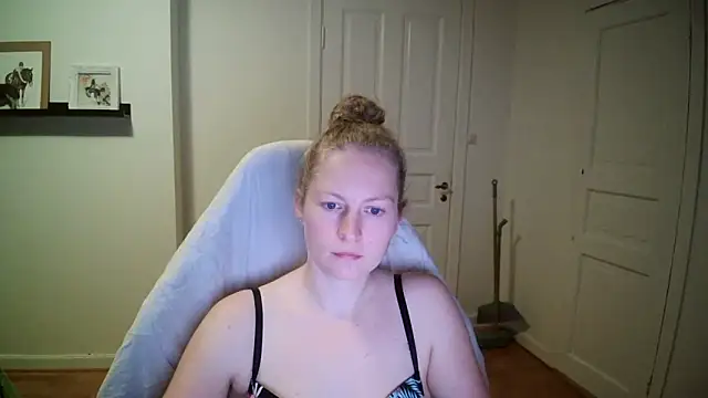 Girlnina-1995 online show from 10/16/25, 07:48