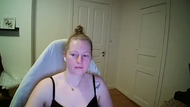 Girlnina-1995 online show from 03/05/26, 09:33