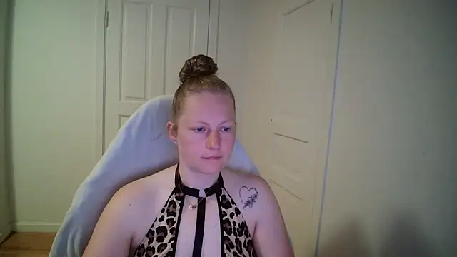 Snapshot of Girlnina-1995 chatting on 05/19/26, 05:03 Girlnina-1995 online show from 05/19/26, 05:03
