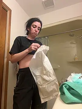 Snapshot of XXlolaXX chatting on 12/17/24, 09:05 XXlolaXX online show from 12/17/24, 09:05