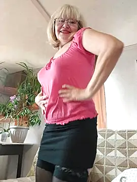 Snapshot of IrmaRose chatting on 10/14/25, 07:31 IrmaRose online show from 10/14/25, 07:31