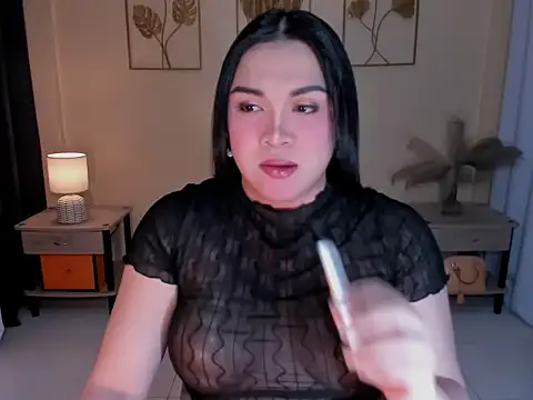 Snapshot of MaxeneCullens chatting on 12/17/25, 02:39 MaxeneCullens online show from 12/17/25, 02:39