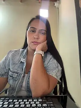 Snapshot of kendall_52 chatting on 04/27/26, 05:33 kendall 52 online show from 04/27/26, 05:33