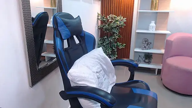 Snapshot of Kenya--Buhle chatting on 09/20/25, 11:11 Kenya--Buhle online show from 09/20/25, 11:11
