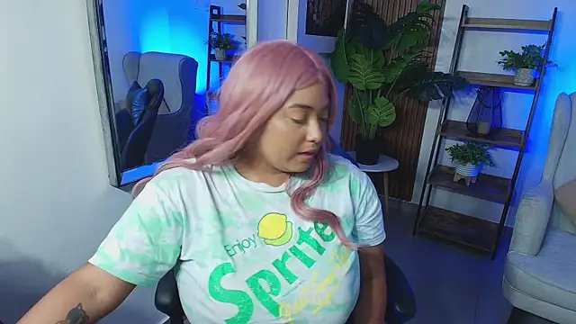 Snapshot of Kenya--Buhle chatting on 10/16/25, 06:09 Kenya--Buhle online show from 10/16/25, 06:09