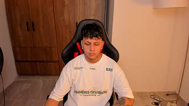 Snapshot of Jake_simons chatting on 09/23/25, 01:41 Jake simons online show from 09/23/25, 01:41