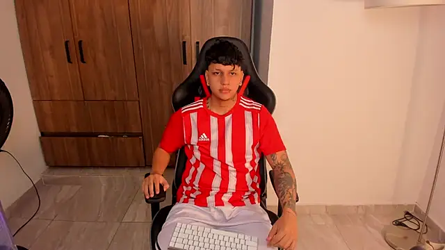 Snapshot of Jake_simons chatting on 10/13/25, 02:33 Jake simons online show from 10/13/25, 02:33