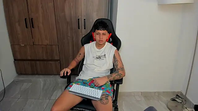 Snapshot of Jake_simons chatting on 10/16/25, 01:06 Jake simons online show from 10/16/25, 01:06