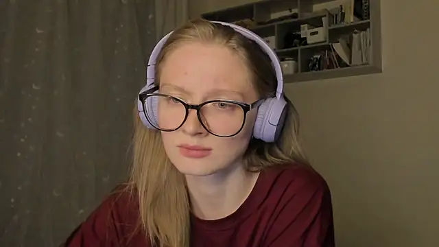 Snapshot of mollytuck chatting on 09/18/25, 03:03 mollytuck online show from 09/18/25, 03:03