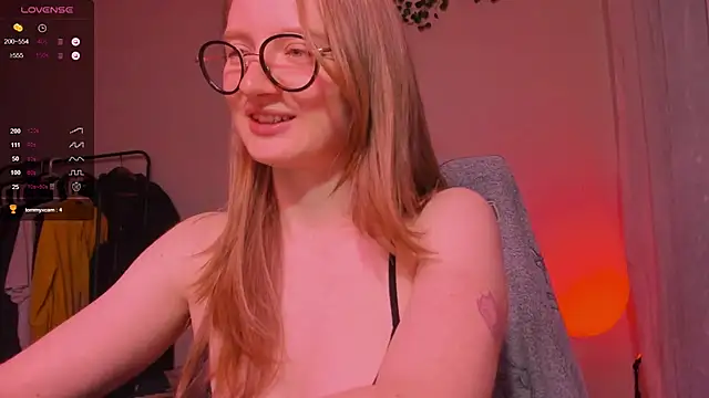 Snapshot of mollytuck chatting on 10/24/25, 01:51 mollytuck online show from 10/24/25, 01:51