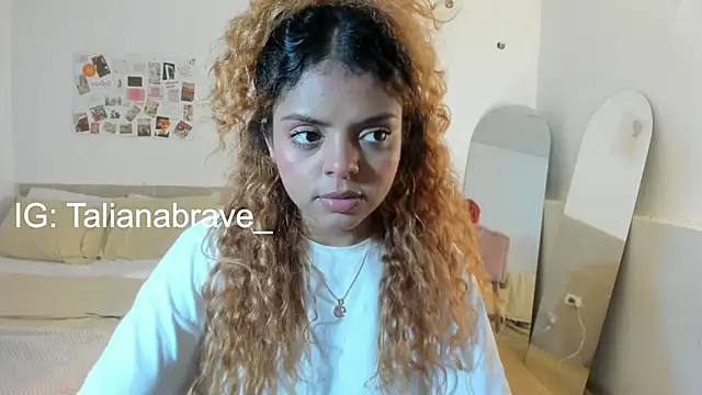 Snapshot of ValienteGirl_ chatting on 10/31/25, 02:56 ValienteGirl  online show from 10/31/25, 02:56