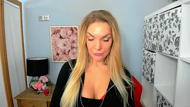 Snapshot of AulloraHoney chatting on 12/15/24, 07:10 AulloraHoney online show from 12/15/24, 07:10