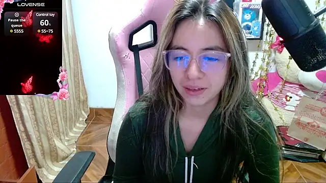 Snapshot of Maggie_Fox3 chatting on 01/24/25, 02:07 Maggie Fox3 online show from 01/24/25, 02:07