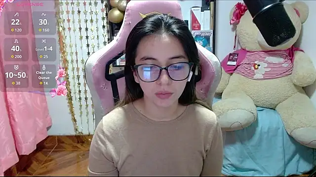 Snapshot of Maggie_Fox3 chatting on 10/20/25, 12:00 Maggie Fox3 online show from 10/20/25, 12:00