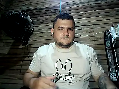 Snapshot of Arcangel_05 chatting on 06/22/26, 12:02 Arcangel 05 online show from 06/22/26, 12:02