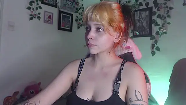 Snapshot of MaryJannes chatting on 12/23/24, 05:17 MaryJannes online show from 12/23/24, 05:17