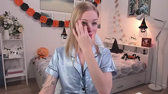 MissRightX online show from 10/27/25, 10:08