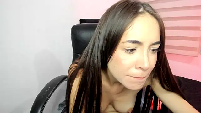 Snapshot of CristinaLaurentt chatting on 02/22/25, 02:28 CristinaLaurentt online show from 02/22/25, 02:28