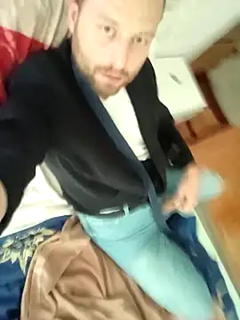 Snapshot of HouseOfCums chatting on 09/17/25, 05:31 HouseOfCums online show from 09/17/25, 05:31