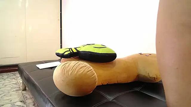 S Mia online show from 10/25/25, 01:18