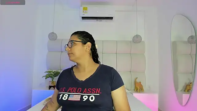 DanielleEvans  online show from 10/25/25, 11:29